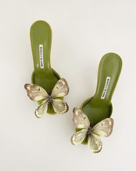 Manolo Blahnik Green, Shoes Heels Classy, Green Heels, Vintage Heels, Heels Classy, Fancy Shoes, Girly Shoes, Aesthetic Shoes, Shoe Inspo