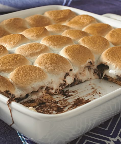 It's all in the name. HONEY MAID Easy Pan O'Smores are easy to make and will leave your guests wanting s'more. Resep Starbuck, Kue Macaroon, S'mores, Ooey Gooey, Think Food, Dessert Bar, Japanese Sweets, Yummy Sweets, How Sweet Eats