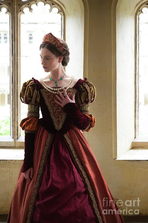 1500s Fashion, Tudor Dress, Tudor Fashion, Medieval Woman, Fantasy Dresses, Medieval Clothing, Medieval Dress, Medieval Fashion, Historical Costume