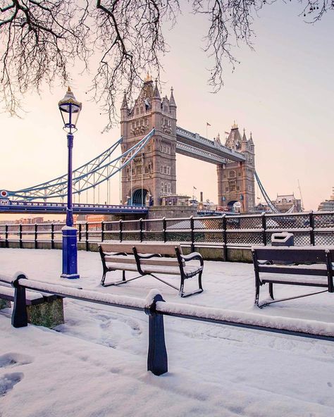 London's Tower Bridge in the snow, February-March 2018 Winter London Aesthetic, Snow In London, Snowy London, English Scenery, London In Winter, London Snow, Winter London, London In December, London Wallpaper