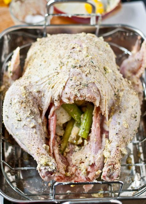 Turkey Easy, Herb Roasted Turkey, Roast Turkey Recipes, Oven Recipe, Oven Roasted Turkey, Turkey Recipes Thanksgiving, Turkey Dishes, Thanksgiving Dishes, Turkey Recipe