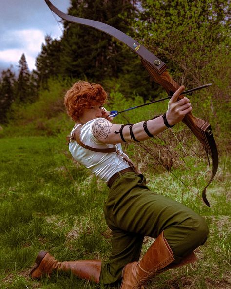 𝐓𝐡𝐞 𝐀𝐝𝐯𝐞𝐧𝐭𝐮𝐫𝐞𝐫 🏹 *FAKE BOW FAKE ARROWS ALL FOR COSPLAY* Ah yes, a clever explorer bow hunting mummies while using an "ancient" Irish seeing-stone to read their Hocus Pocus journal 🤌 • • • #cosplay #cosplayphotography #artreference #dtiys #darkacademia #cottagecore #cottagecorecommunity #themummy #fantasyphotography #musclemommy #fitnessmotivation #lgbtq🌈 #androgynous #laracroft #vintage #vintagefashion #brendanfraser Pose Reference Expressions, Fun Art References, Character Protecting Another Pose, Two Women Reference Pose, Full Body Pose Photography, Person Picking Something Up Reference, Flexed Arm Reference, Explorer Pose Reference, People Doing Poses