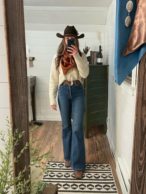 Pretty Country Outfits, Country Outfits Cold Weather, Cowboy Hat Outfit Woman Casual, Petite Western Outfits, Cute Outfits Cowgirl, Feminine Western Fashion, Rodeo Outfit Inspo Women, Western Outfits With Wild Rags, Classic Country Outfits Women