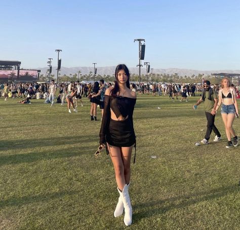 Asian Rave Outfit, Coachella Outfit Black, Concert Pose Ideas, Concert Pose, Julia Ma, Rave Boots, Asian Festival, Summer Pose, Cochella Outfits