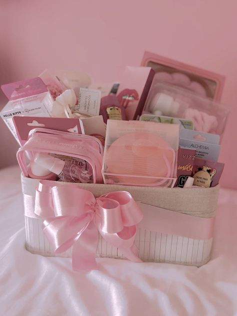 Feminine Products Basket, Pink Goodie Basket, Pink Christmas Gift Basket, Pink Christmas Basket Ideas, Pink Bday Basket, Pink Theme Gift Basket, Pink Burr Basket Ideas, Coquette Gift Basket, Pink Basket Ideas