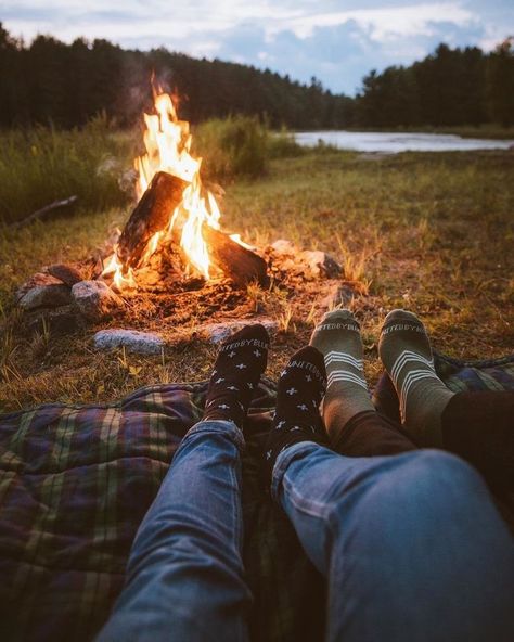 #campfire #adventure #lake #cuddles # picnic Summer Camping Photography, Oregon Life, Camping Photo, Dream Dates, Retro Camping, Camping Photography, Camping Aesthetic, Winter Camping, Van Camping