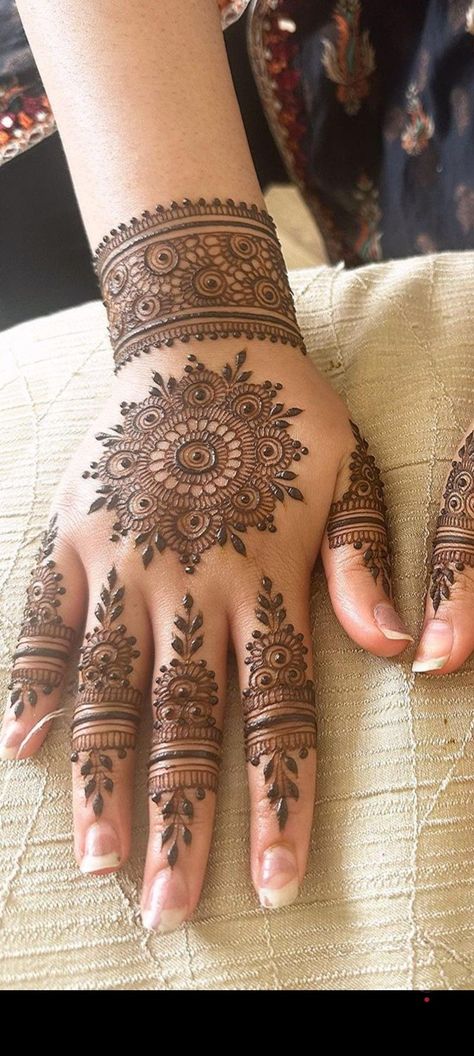 Ramadan Henna, Henne Tattoo, Small Henna, Front Mehndi Design, Back Hand Mehndi, Henna Designs Wrist, Designs Mehndi, Circle Mehndi, Tato Henna