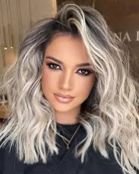 Platinum blonde balayage #blondebalayage #platniumblonde #blondehair Dark And Platinum Balayage, Black Shadow Root Blonde, Balayage Dark To Blonde, Ash Blonde Root Smudge, Blonde With Shadow Roots, Shadow Root Blonde, Ash Blonde Hair Balayage, Icy Blonde Balayage, Ash Balayage