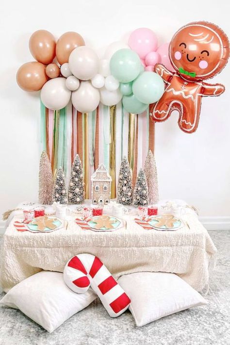 Take a look at this fun gingerbread man - themed Christmas party! Love the backdrop! See more party ideas and share yours at CatchMyParty.com Christmas Party Friends, Christmas Balloon Garland, Coco Bar, Garland Balloon, Gingerbread House Parties, Streamer Backdrop, Gingerbread Party, Cookie Decorating Party, Kids Christmas Party