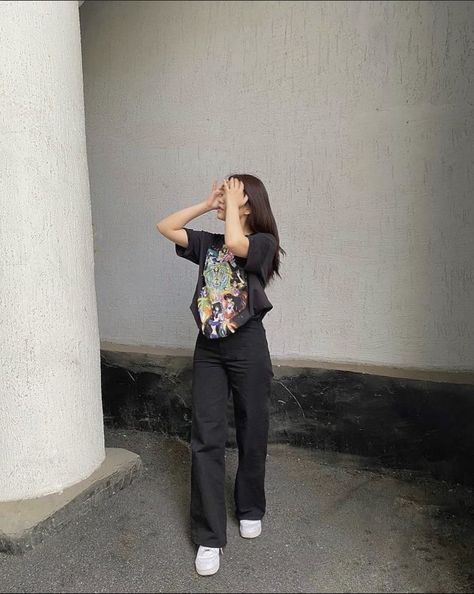 All Black Outfit Poses, Asian Fits Aesthetic, Baggy Clothes Photoshoot Ideas, T Shirt Jeans Outfit Casual, Casual Outfit Poses For Women, Poses With Baggy Jeans, Black Jeans Women Outfit, Long T Shirt Outfit For Women, Womens Photoshoot Outfits