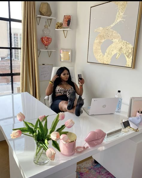 Pink White And Gold Office Ideas, Office Glam Room Combo, Pretty Office Space At Work, Small Office Ideas For Women, Home Office Ideas For Women Modern, Influencer Office, Office Space Ideas Home, Female Home Office, Vlogger Aesthetic