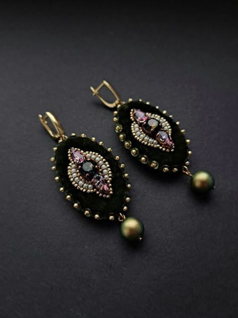 Jewellery Ideas Vintage Beaded Jewelry, Beaded Embroidery Earrings, Velvet Earrings, Hand Embroidered Jewelry, Thread Beads, Burning Heart, Inexpensive Jewelry, Weird Jewelry, Embroidered Jewelry