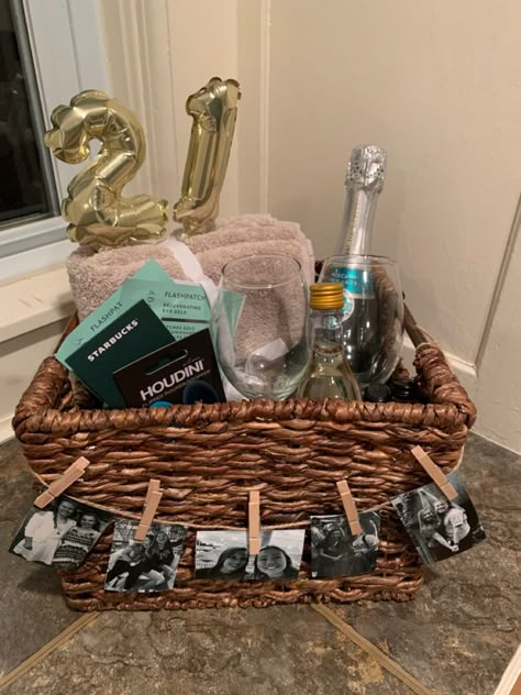 Guy Birthday Gift Basket Ideas, 25th Birthday Basket For Her, 25th Birthday Gift Ideas For Best Friend, 21st Birthday Basket Ideas, 21st Basket Ideas, 21 Bday Basket, Mens 21st Birthday Ideas Gifts, Bestie Birthday Gift Ideas 21, Birthday Basket With Balloons