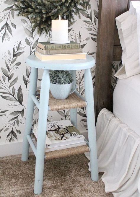 Repurpose an Old Wood Stool as a Nightstand Nightstand Diy, Diy End Table, Koti Diy, Diy End Tables, Diy Furniture Renovation, Tables Diy, Wood Stool, Furniture Renovation, Refurbished Furniture