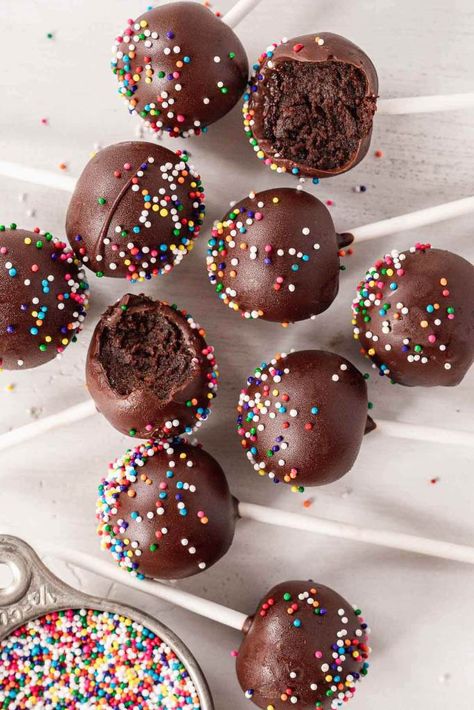 Chocolate Cakepop Recipes, Cake Balls Recipe Chocolate, Cake Pop Toppings, Chocolate Chip Cake Pops Recipe, Easy Chocolate Cake Pops, Gluten Free Cake Pops Recipe, Cute Cake Pop Designs, Pop Cakes Recipe, Birthday Baking Ideas