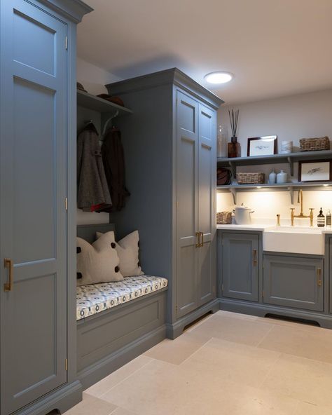 Humphrey Munson on Instagram: “A proper bootility room with everything you need for laundry etc, boot room storage for coats and boots and school bags, a sink area and a…” Utility Cloakroom Ideas, Laundry Cloakroom, Boot Room Storage, Boot Room Ideas, Utility Boot Room, Utility Ideas, Boot Room Utility, Georgian Farmhouse, Boot Rooms