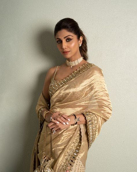 Arpita Mehta Official on Instagram: "The stunning @theshilpashetty serving a stellar nouveau traditional look in our fresh gold tissue and Georgette sari at a recent wedding along with our Arpita Mehta x SKO golden badam mules.  Styled by: @spacemuffin27  #ShilpaShetty #ArpitaMehta #Abbhagna-ni" Golden Saree Look, Gold Tissue Saree, Arpita Mehta, Gold Saree, Golden Saree, Traditional Look, Tissue Saree, Pose Style, Indian Bridal Outfits