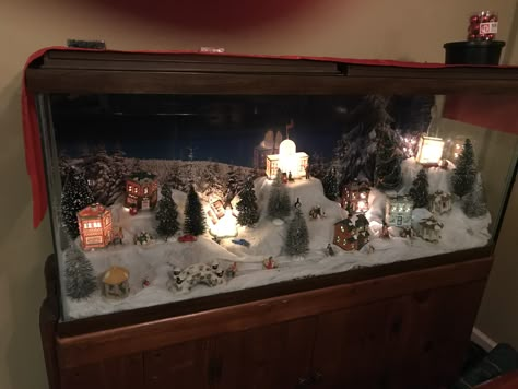 Repurposed fish aquarium Christmas Village In Fish Tank, Fish Tank Upcycle Ideas, Repurpose Aquarium Tanks Ideas, Fish Tank Christmas Decorations, Aquarium Repurpose Ideas, Christmas Fish Tank Decoration, Repurposed Aquarium Tanks, Repurpose Fish Tank Ideas, Gosh Tank Ideas