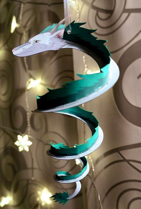 instructions on making a Haku (dragon form) papercraft from Spirited Away Studio Ghibli Party, Manga Gift, Chihiro Y Haku, Japanese Sewing Patterns, Gift Crafts, Simple Anime, Folding Origami, Dragon Crafts, Crochet Geek