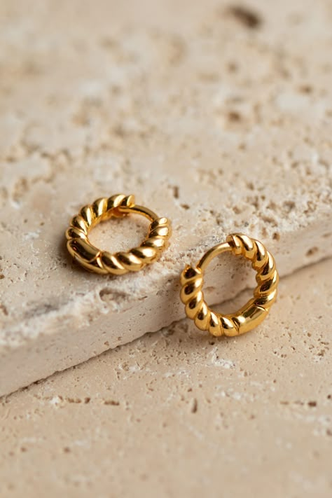 Photographing Jewelry, Jewellery Photography Inspiration, Twist Earrings, Jewelry Product Shots, Creative Jewelry Photography, Jewelry Photography Styling, Jewelry Photoshoot, Gold Earrings Designs, Jairzinho