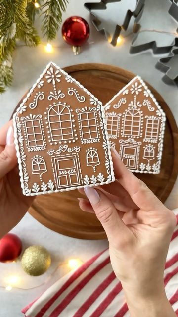 Gingerbread House Piping Designs, Minimalist Gingerbread House, Gingerbread House Piping Ideas, Nordic Gingerbread House, Gingerbread Piping Ideas, Gingerbread Icing Design, Cookie House Christmas, Elegant Gingerbread House, Ginger Bread House Designs