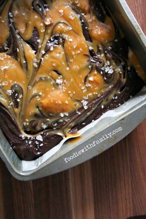 Easy Salted Caramel Fudge Carmel Fudge, Easy Salted Caramel, Fudge Caramel, Salted Carmel, Salted Caramel Fudge, Chocolate And Caramel, Caramel Fudge, Caramel Cookies, Fudge Recipes