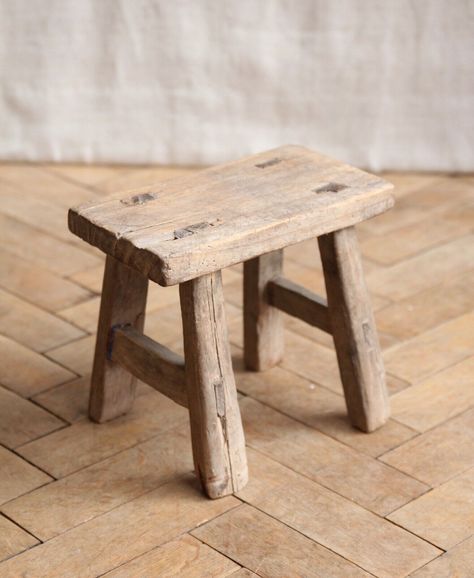 Vintage Rustic Folky Elm Wooden Small Milking Stool| Vinterior Sent to London, GB Rustic Stools Wood, Diy Wooden Stool, Wooden Stool Designs, Milk Stool, Small Wooden Stool, Table Stools, Rustic Wooden Furniture, Wood Bench Outdoor, Wood Step Stool