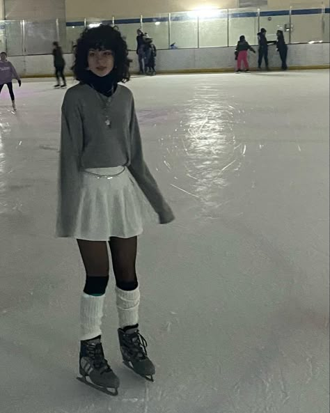 White Ice Skating Outfit, Best Ice Skating Outfit, Alt Leg Warmers Outfit, Cute Skating Rink Outfits, Grunge Ice Skating Outfit, Cute Grunge Outfits Winter, Cute Warm Ice Skating Outfits, Outfits For Skating Rink, Y2k Ice Skating Outfit