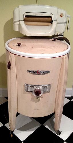 Pink wringer washing machine Antique Washing Machine, Vintage Washing Machine, Wringer Washer, Old Washing Machine, Speed Queen, Retro Appliances, Vintage Stoves, Vintage Kitchen Utensils, Vintage Appliances