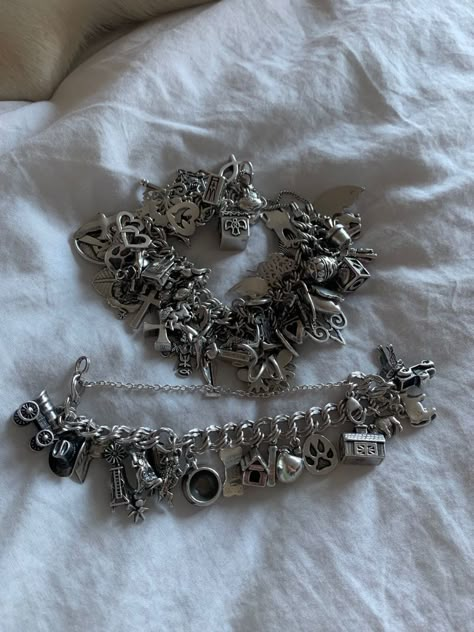 Charm Bracelet Aesthetic, James Avery Charm Bracelet, James Avery Charm, James Avery Bracelet, Pandora Bracelet Charms Ideas, Xoxo Jewelry, Girly Bracelets, Pandora Bracelet Designs, Dope Jewelry Accessories