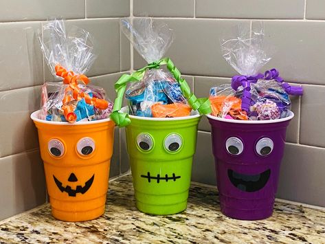 Our cute reusable cups are a perfect Halloween gift for that special someone! 1 Fun Dip 2 Mambas 2 Jolly Ranchers 1 Smarties 1 Sour Punch 1 Mini Starburst 1 Full Size Airhead 2 Picy Stixs 1 Laffy Taffy 1 Fun Size Sour Patch /Swedish Fish 1 Mini PopRock 1 Fun Size Reeses 1 Mini Rice Krispie Treat 1 Snack Size Hershey  1 Dum Dum Halloween Candy For School, Halloween Treats For Class Party, Halloween Candy Centerpiece Ideas, Toddler Daycare Halloween Treats, Halloween Small Gift Ideas, Halloween Candy Bouquet Ideas, Painted Mini Pumpkins Halloween, Halloween School Treat Ideas, Halloween Treat Cups