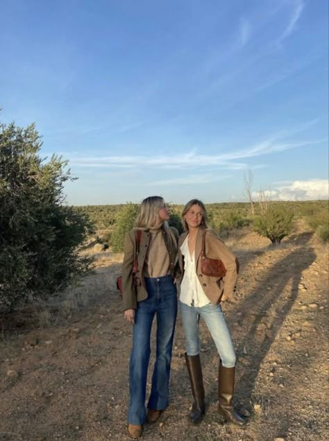 Southwest Womens Style, Amy From Heartland Outfits, Countryside Fashion Aesthetic, Crunchy Professional Outfits, Country House Outfit, British Style Aesthetic, Bar Harbor Maine Outfits, Fall 2023 Aesthetic, British Summer Outfits