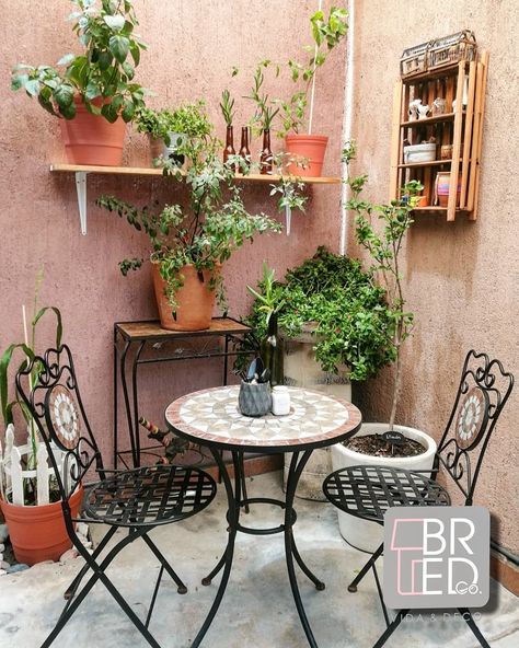 Patio terraza, rincón, mini mesa, terraza, patio pequeño, plant lover Mini Patio Ideas, Patio Interior Pequeño, Modern Wall Decor Ideas, Patio Chico, Urban Interior Design, Coastal Interior Design, Garden Nails, Decorative Wallpaper, Garden Tattoo