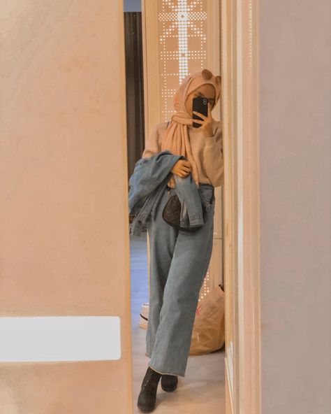 Islamic Outfits, Winter Hijab Outfits, Fashion Theory, Ootd Idea, Winter Hijab, Art Profile, Selfie Mirror, Hijab Ootd, Ootd Ideas