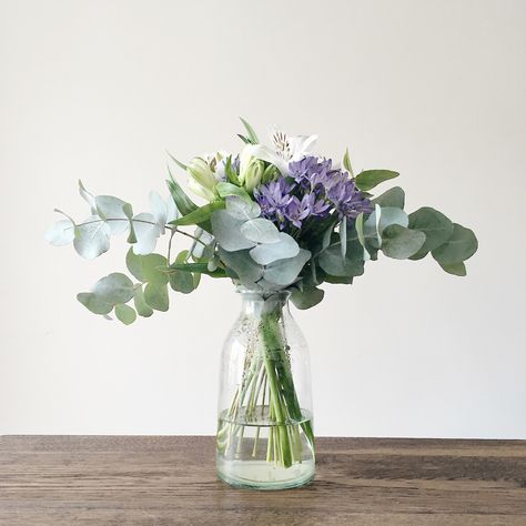 Minimalist Flower Arrangement, Purple Flower Centerpieces, Eucalyptus Centerpiece, Purple Flower Arrangements, Eucalyptus Bouquet, White Flower Arrangements, Blue And Purple Flowers, Flower Vase Arrangements, Minimalist Flowers