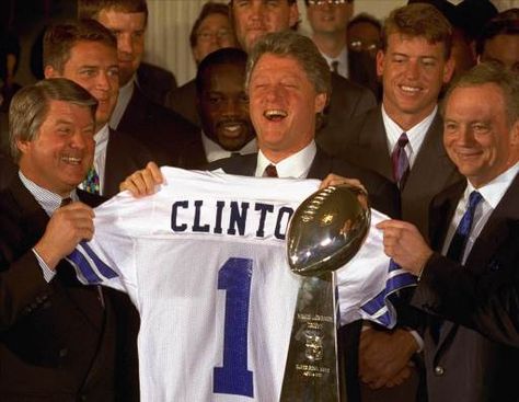 The Dallas Cowboys make their first visit to the White House to meet President Bill Clinton on March 5, 1993 following their Super Bowl XXVII victory. Cowboys Game Day, Cowboy Spurs, Dallas Cowboys Decor, Dallas Cowboys Players, Cowboys Jersey, Cowboys Players, Jerry Jones, Happy Presidents Day, Dallas Cowboys Jersey