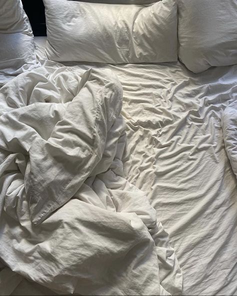 Bed Background, Sleep Art, Bed Aesthetic, Messy Bed, Hospital Admit Hand Pics, Clean Bed, Dibujo Simple, Tracker Free, Bed Photos