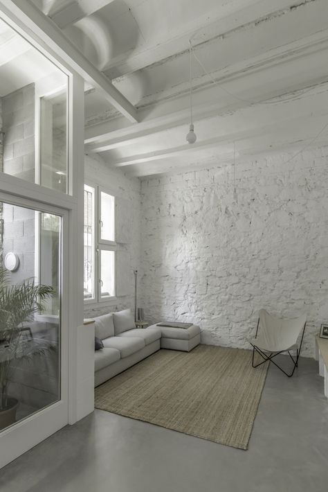 Gallery of Sants House Workshop / andrea + joan arquitectes - 11 Under The Sea Bathroom, Brick Interior Wall, Brick Interior, House In Nature, Painted Concrete Porch, Architecture Magazines, Salon Interior Design, White Brick, White Room