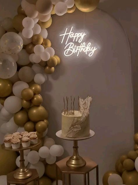 Birthday Decoration Ideas 20 Years, 18th Decorations Party, Aesthetic 18th Birthday Decoration, 16 Golden Birthday Ideas, White And Golden Decoration, White And Golden Birthday Decoration, Decorating Ideas For 18th Birthday Party, All Gold Birthday Party, Golden Bday Aesthetic