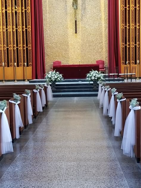 Decor For Church Wedding, Quince Church Decorations, Simple Church Decorations Wedding, Church Wedding Altar Decorations, Church Flowers Arrangements, Simple Church Wedding Decorations Aisle, Alter Flower Arrangements Wedding, Simple Wedding Church Decorations, Church Wedding Decorations Alter