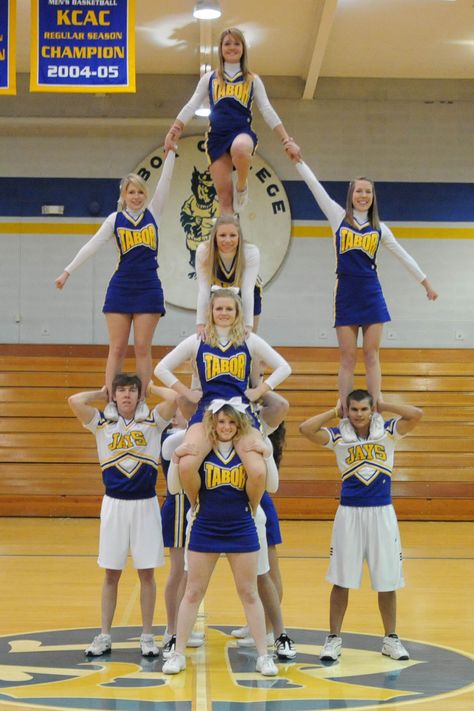 Basketball Photography Poses, Cheer Pyramids, Cheerleading Pics, Cheerleading Dress, Cheerleading Stunts, Cheer Flyer, Cheer Dance Routines, Cheer Team Pictures, Youth Cheer