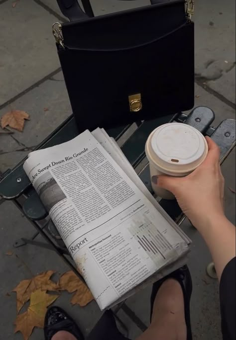 Journalist Aesthetic, Journalism Aesthetic, New York Times Newspaper, Newspaper Woman, Calm Autumn, Morning New York, Business Woman Aesthetic, Journalism Major, Journalism School