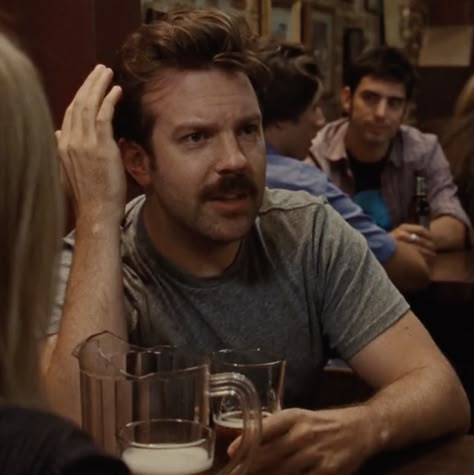 Jason Sudeikis as Box in Going the Distance (2010) Jason Seduikis, Jason Sudeikis Ted Lasso, Colin Jost, Jason Bateman, Jason Sudeikis, Ted Lasso, I Can Explain, Cute People, Fictional Men