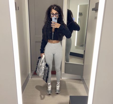 Grey Flare Leggings Outfit Black Women, Air Force 1 Outfit Woman Leggings, Grey Leggings Outfit Black Women, Black Air Force 1 Outfit Women, New Balance 990 V5 Outfit, Black Air Force 1 Outfit, New Balance Fits, New Balance 990 V5, Forces Outfit