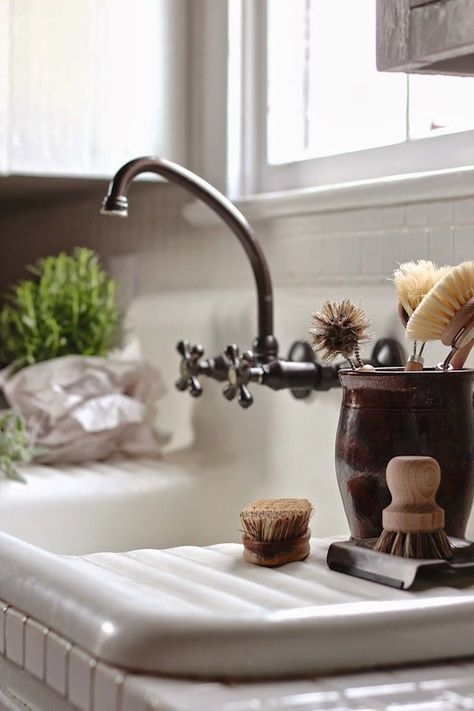 sink counter faucet Rustic Kitchen Sinks, Cocina Shabby Chic, Vintage Sink, Elegant Farmhouse, Sink Decor, Kitchen Sinks Farmhouse, Casa Vintage, Farmhouse Sink Kitchen, Sink Design