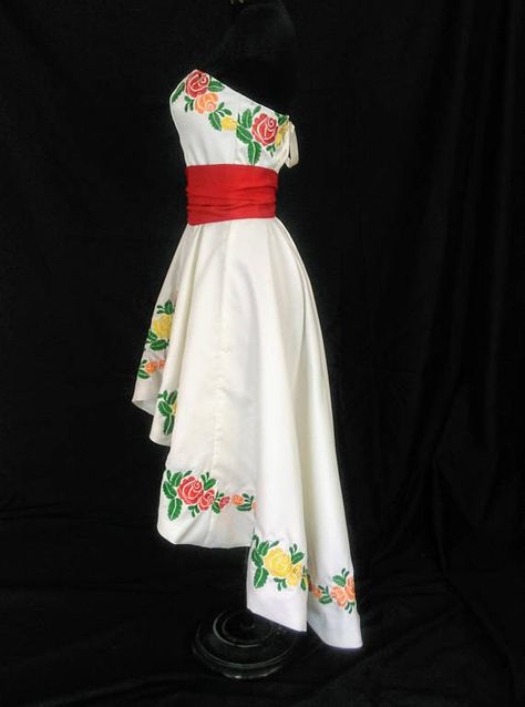 Vestido bordado  Mexicano.  Vestido Mexicano Bordado floral. Embroidered  high-low dress. Mexican Dress. Beautifully embroidered on the neckline and  around the edge of the skirt. Mexican Style Dresses, Mexican Quinceanera Dresses, Traditional Mexican Dress, Mexican Wedding Dress, Mexican Fashion, Mexican Outfit, Quince Dress, Mexican Dress, Mexican Dresses