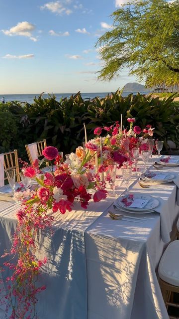 Hawaii Wedding Florist on Instagram: "OAHU TABLETOPS / designing small intimate table tops seems to be one of my favorite things to design! #dbhemingway Photographer @allentsaiphoto Florist/stylist/creative direction @dbhemingway Dress designer @leannemarshallofficial available for rental @hemingwayfineartstudio Hmua @revealhairandmakeup Model agency @premiermodeling Hair accessories @noononthemoon.bridal Linens @latavolalinen Table top rentals @hemingwayfineartstudio Chair rentals @t Hibiscus Wedding Theme, Minimalist Tropical Wedding Decor, Intimate Hawaii Wedding, Oahu Wedding Reception, Brazil Wedding, Oahu Wedding Venues, Hibiscus Wedding, Tropical Centerpieces, Aesthetic Shots