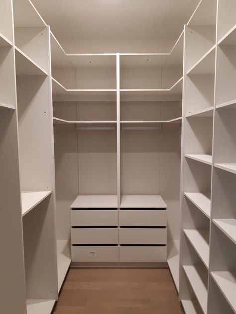 Closet Ideas For Small Spaces Walk In, Very Small Dressing Room Ideas, U Shape Walk In Wardrobe, Wooden Tiles Flooring, Small Dressing Room Ideas, Small Closet Room, Bedroom Wooden Floor, Closet Redesign, Tiles Bedroom