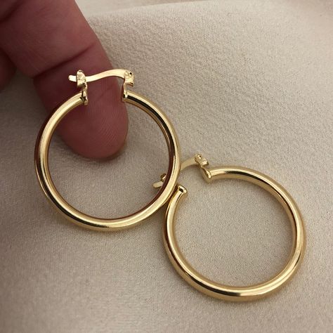 Hoops Earrings Gold, Ring Earrings Aesthetic, Hoop Gold Earrings, Small Golden Hoop Earrings, Good Hoop Earrings, Small Hoop Earrings Aesthetic, Earrings Hoops, Small Hoop Earrings, Gold Hoops Earrings