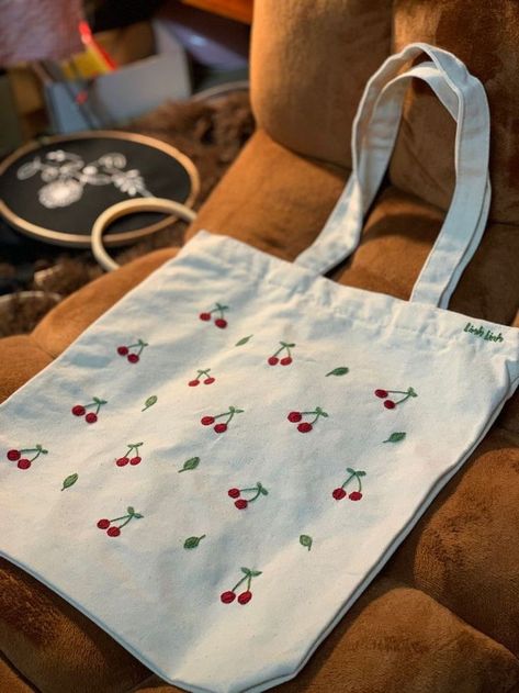 Tote Bag Pattern Paint, Tot Bag Broderie, Embroidery Designs Tote Bag, Tote Bag Embroidery Ideas Aesthetic, Tote Bag Design Embroidery, Broderie Tote Bag, Embroidery On Tote Bags, Embroidered Tote Bag Ideas, Embroidery Tote Bag Design